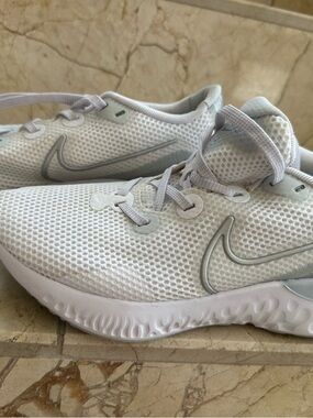 Nike White Mesh Running Shoes with Light Gray Swoosh